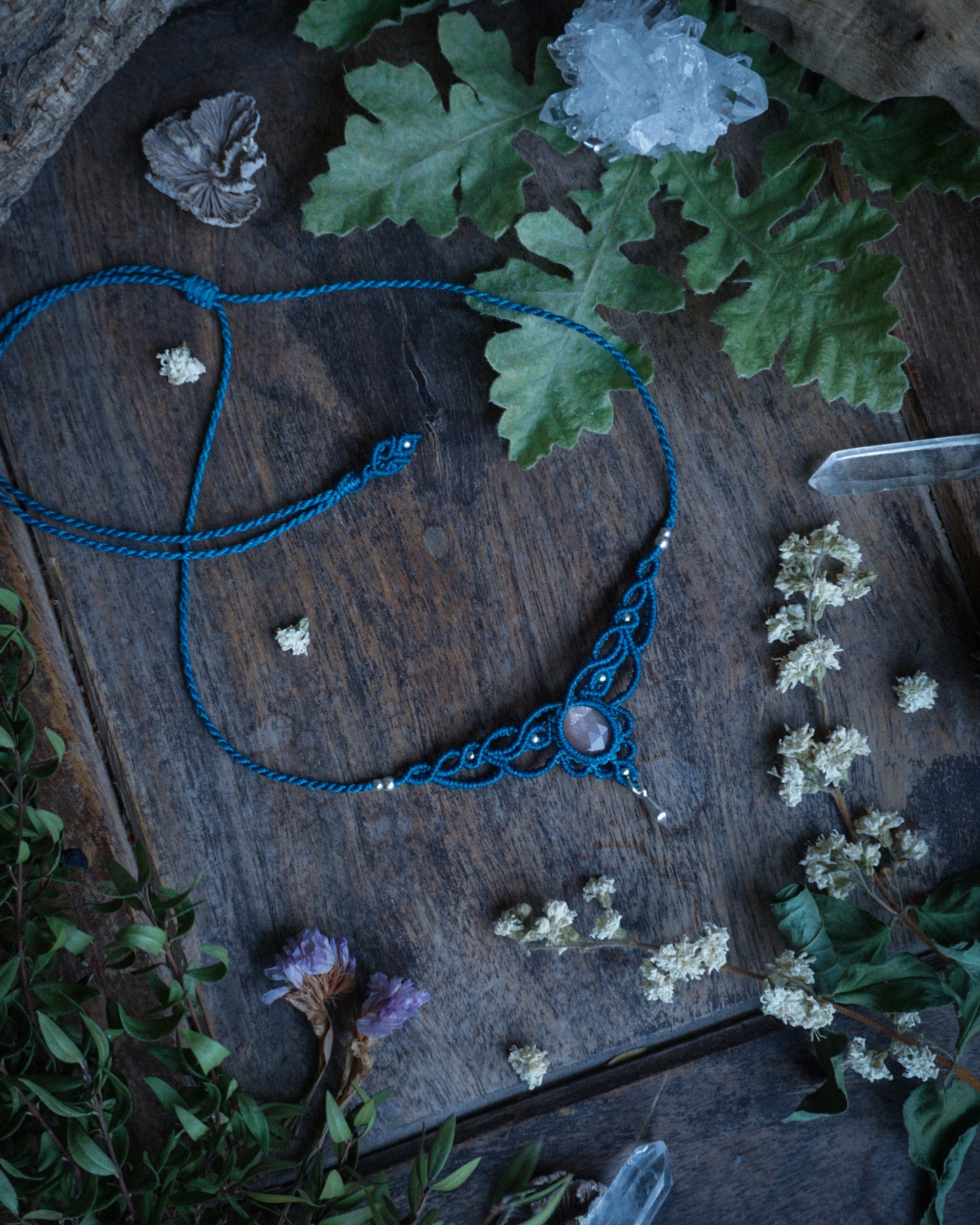 Collana Campanula con Adularia Pesca