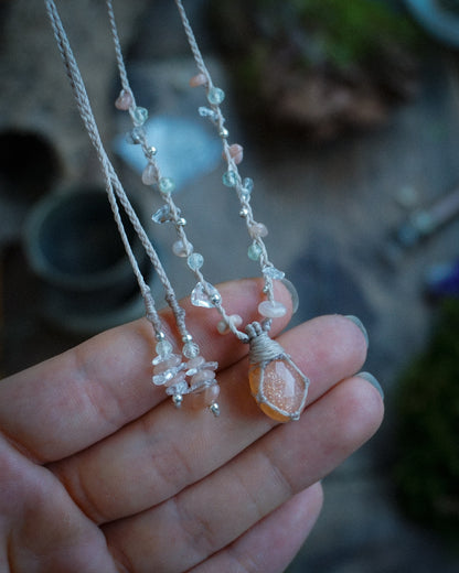 Collana Giglio con Adularia Pesca