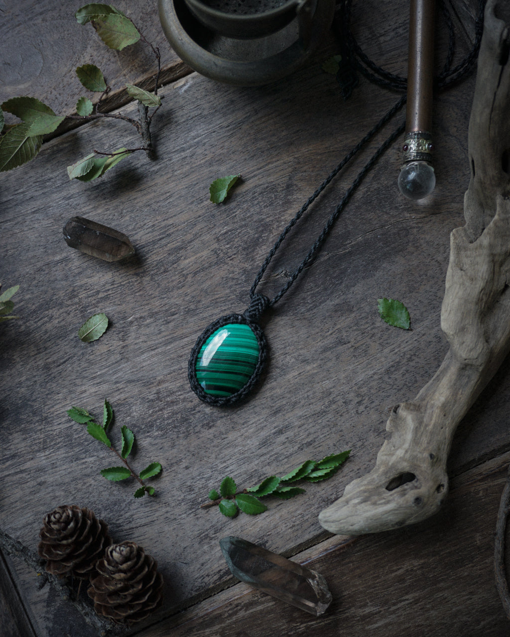 collana pendente fatto a mano in macrame con malachite naturale e filo nero