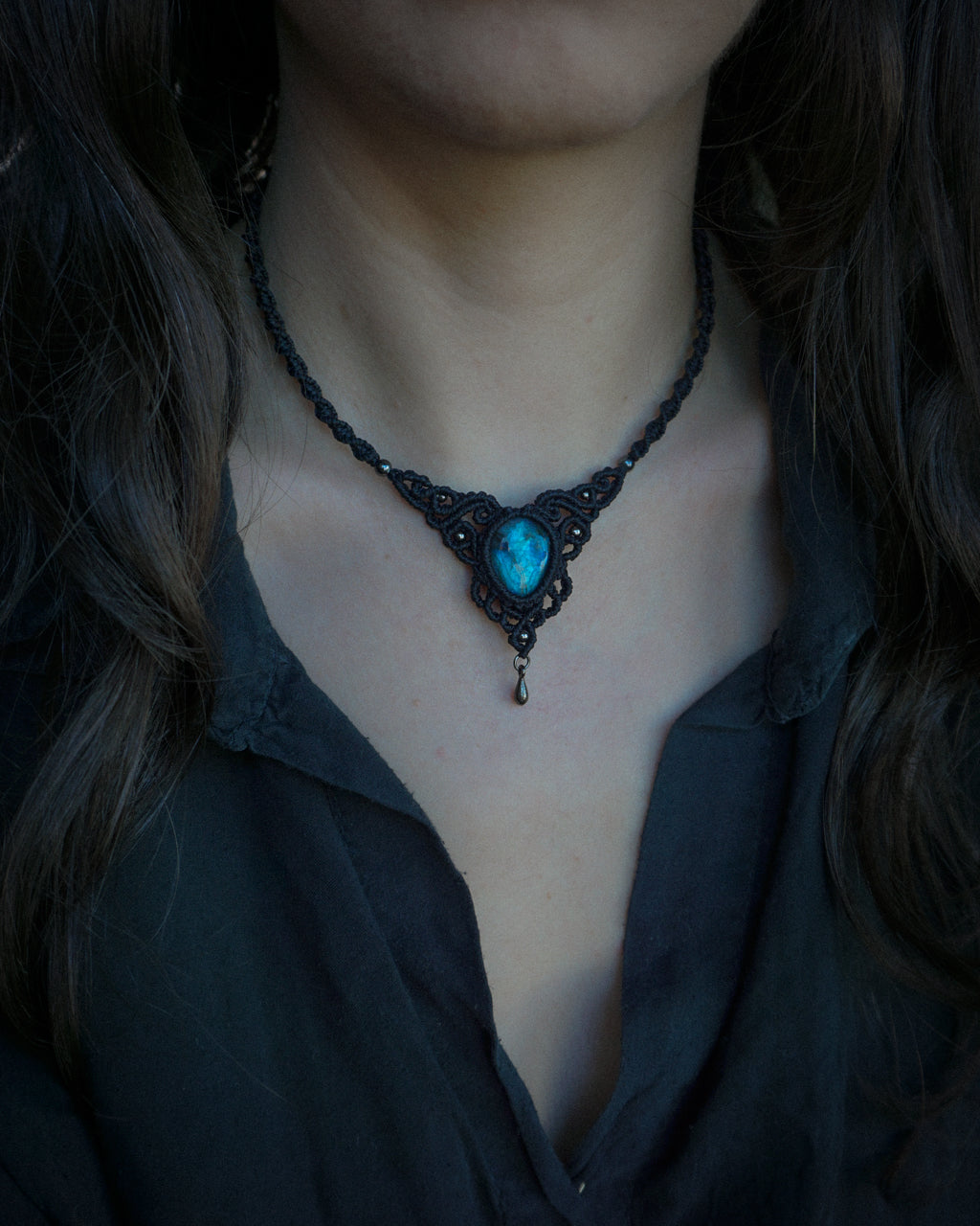 Collana artigianale in macrame con labradorite colore nero