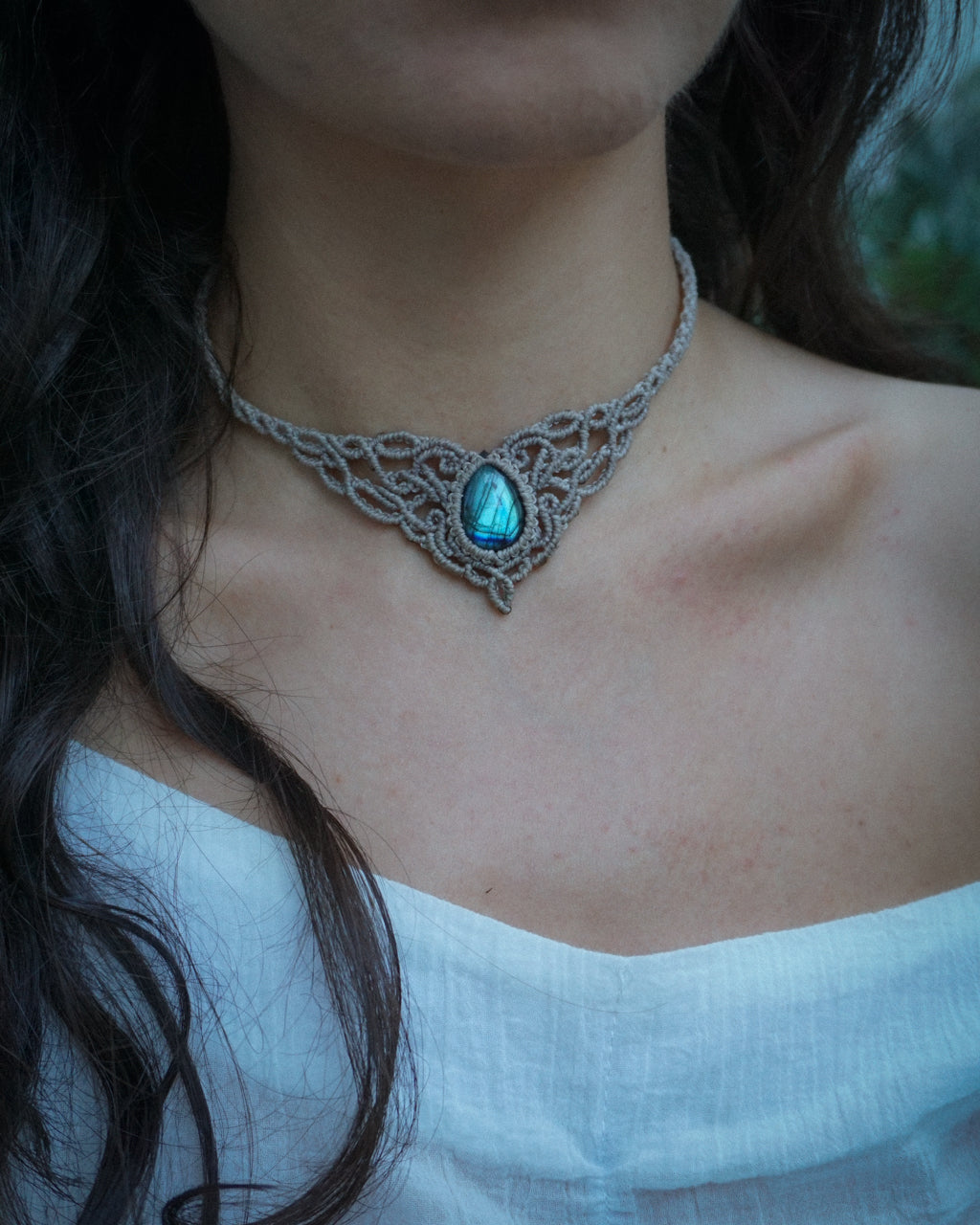 Collana girocollo fatta a mano in macramè con labradorite blu a goccia