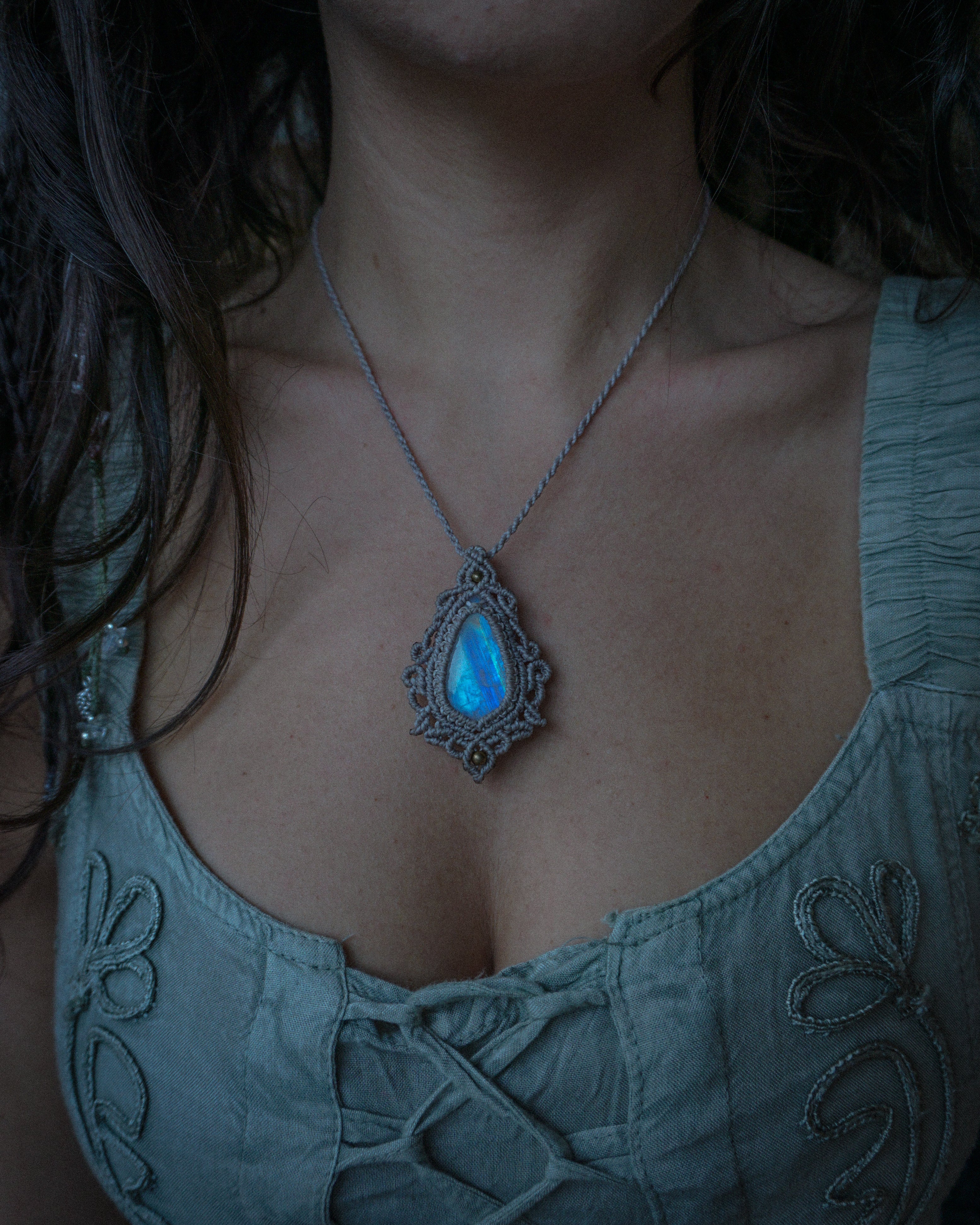 Collana pendente realizzata a mano in macrame, con Labradorite Bianca e perline in ottone