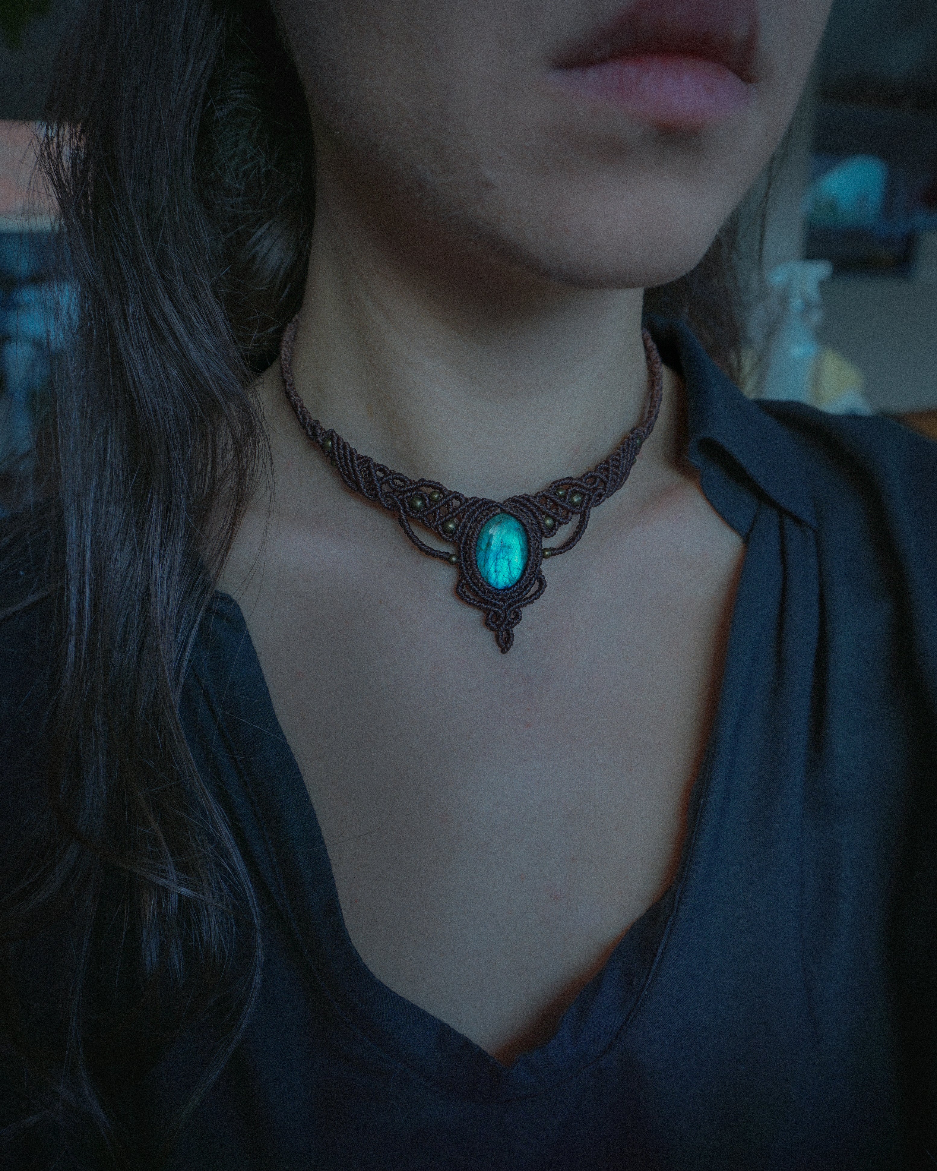 collana artigianale fatta a mano in macrame con labradorite blu