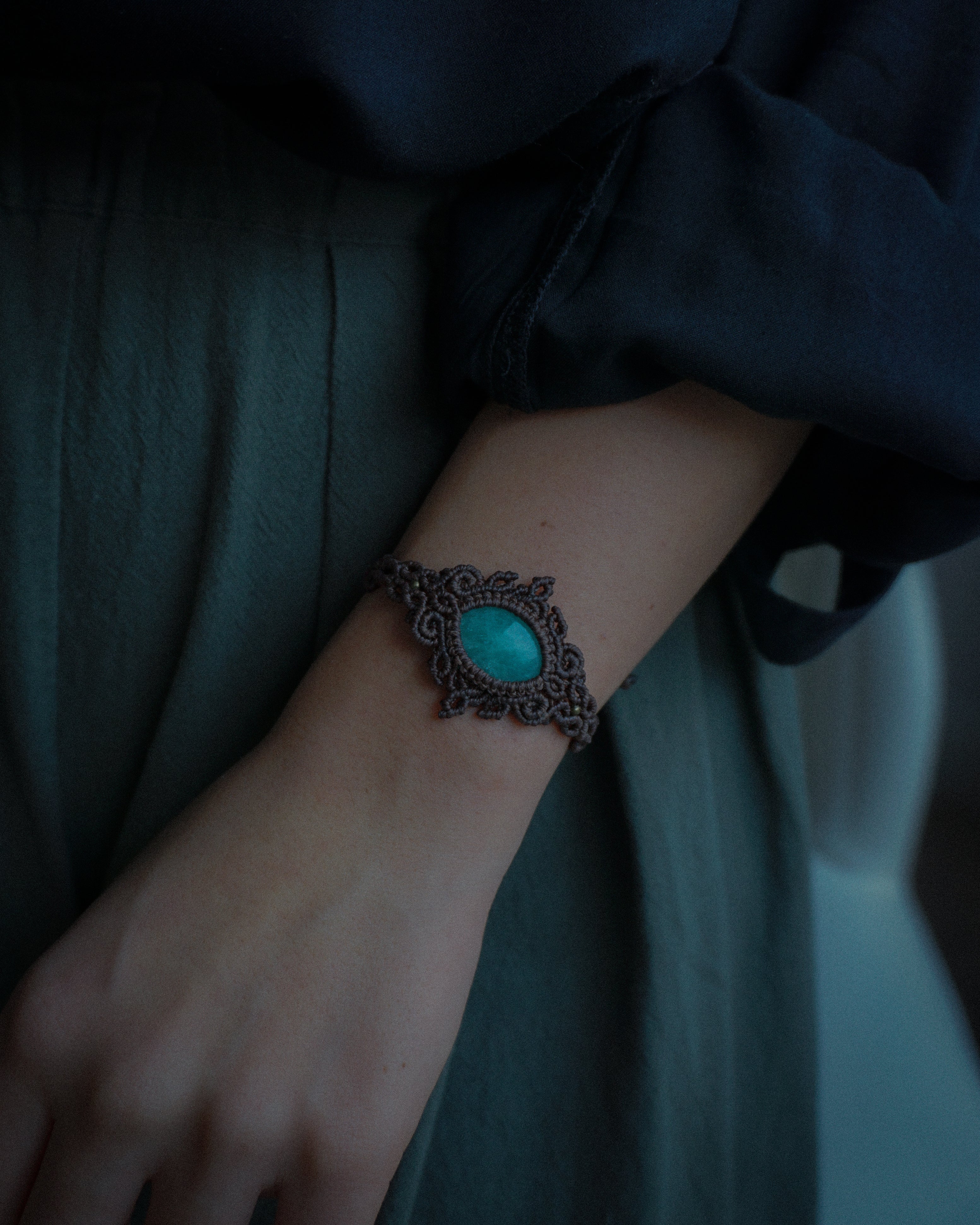 bracciale fatto a mano in macrame artigiana con amazzonite perline bronzo