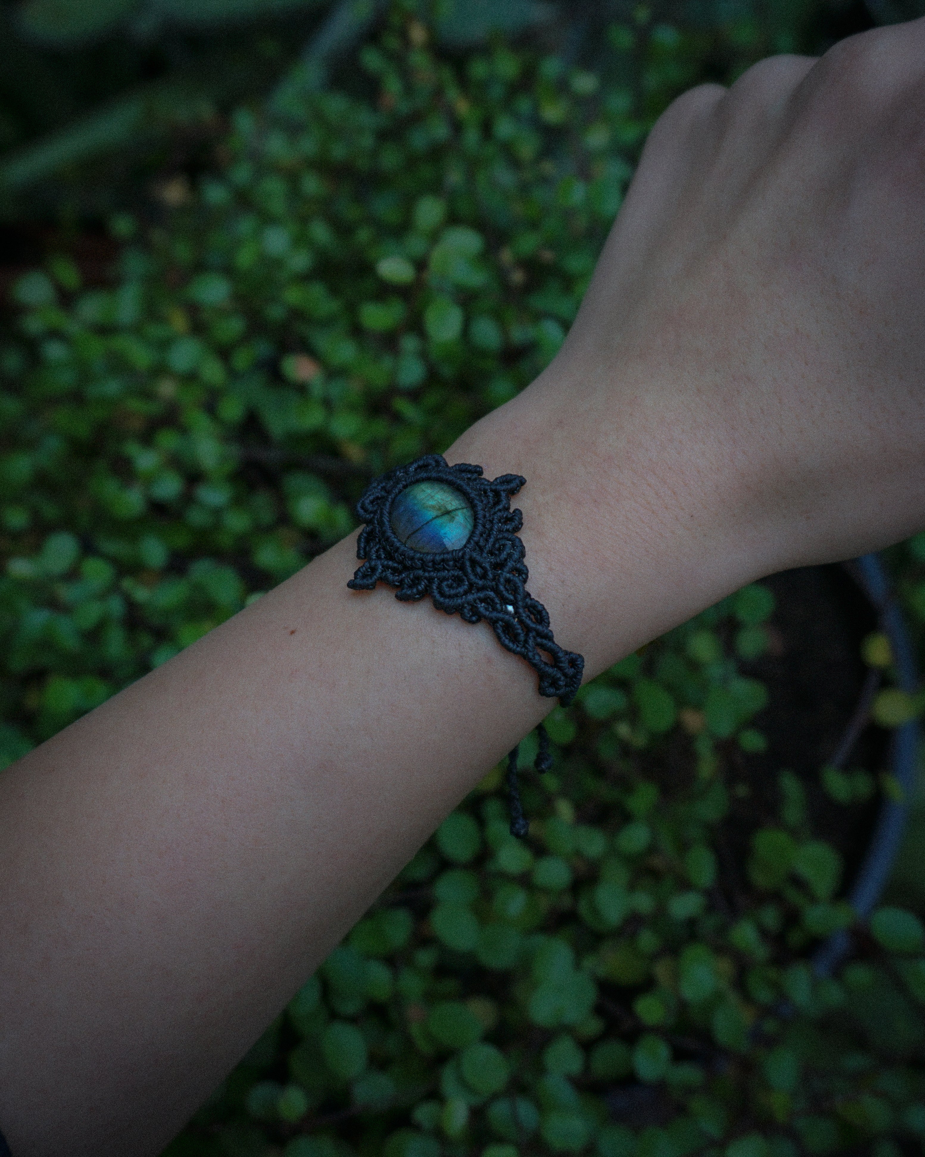 bracciale colore nero fatto a mano in macramè artigianale con labradorite doppio flash