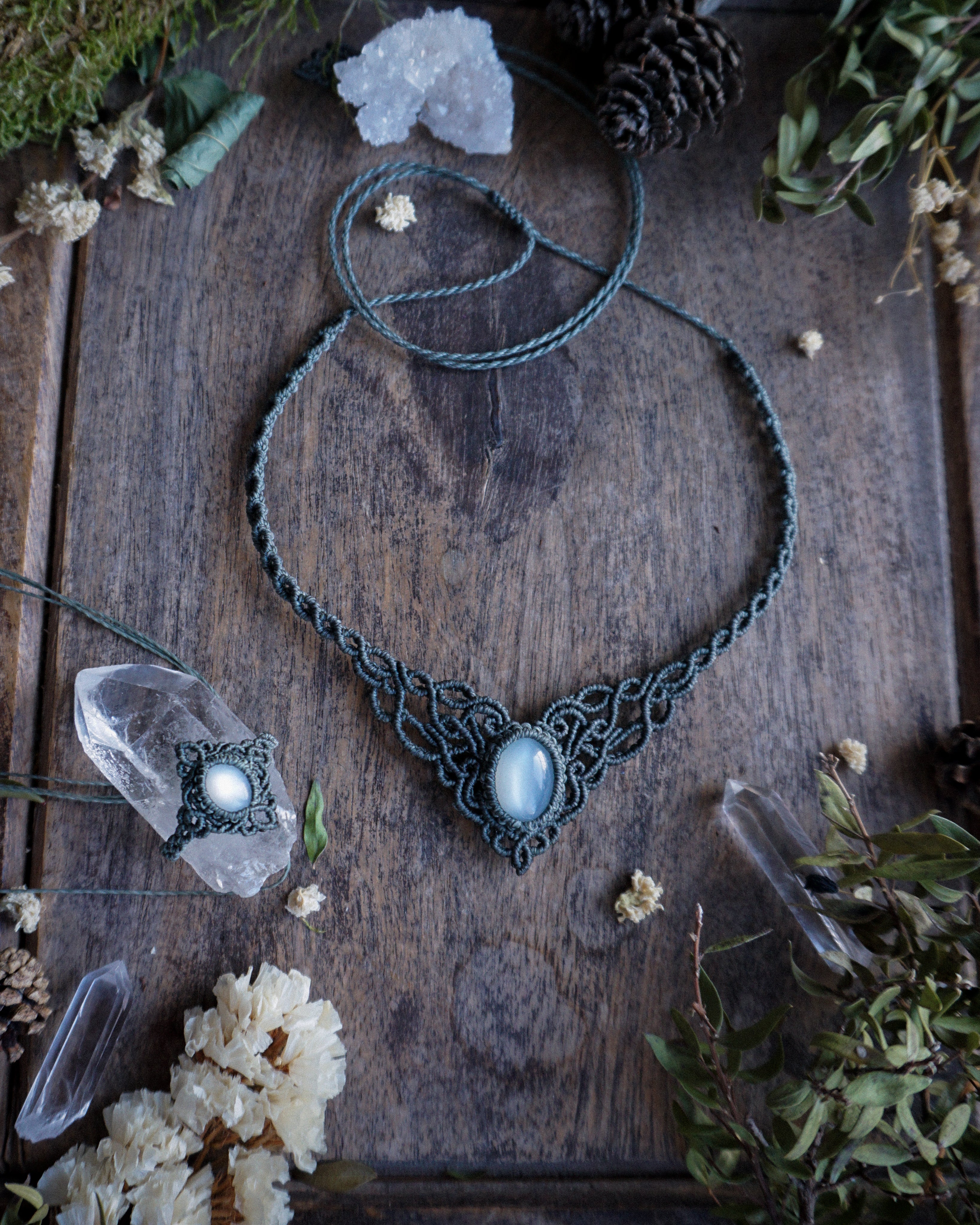 Collana Peonia con Adularia Bianca