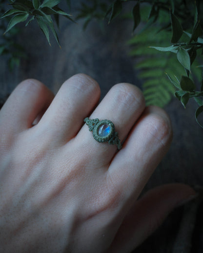 Anello Essential con Labradorite Bianca