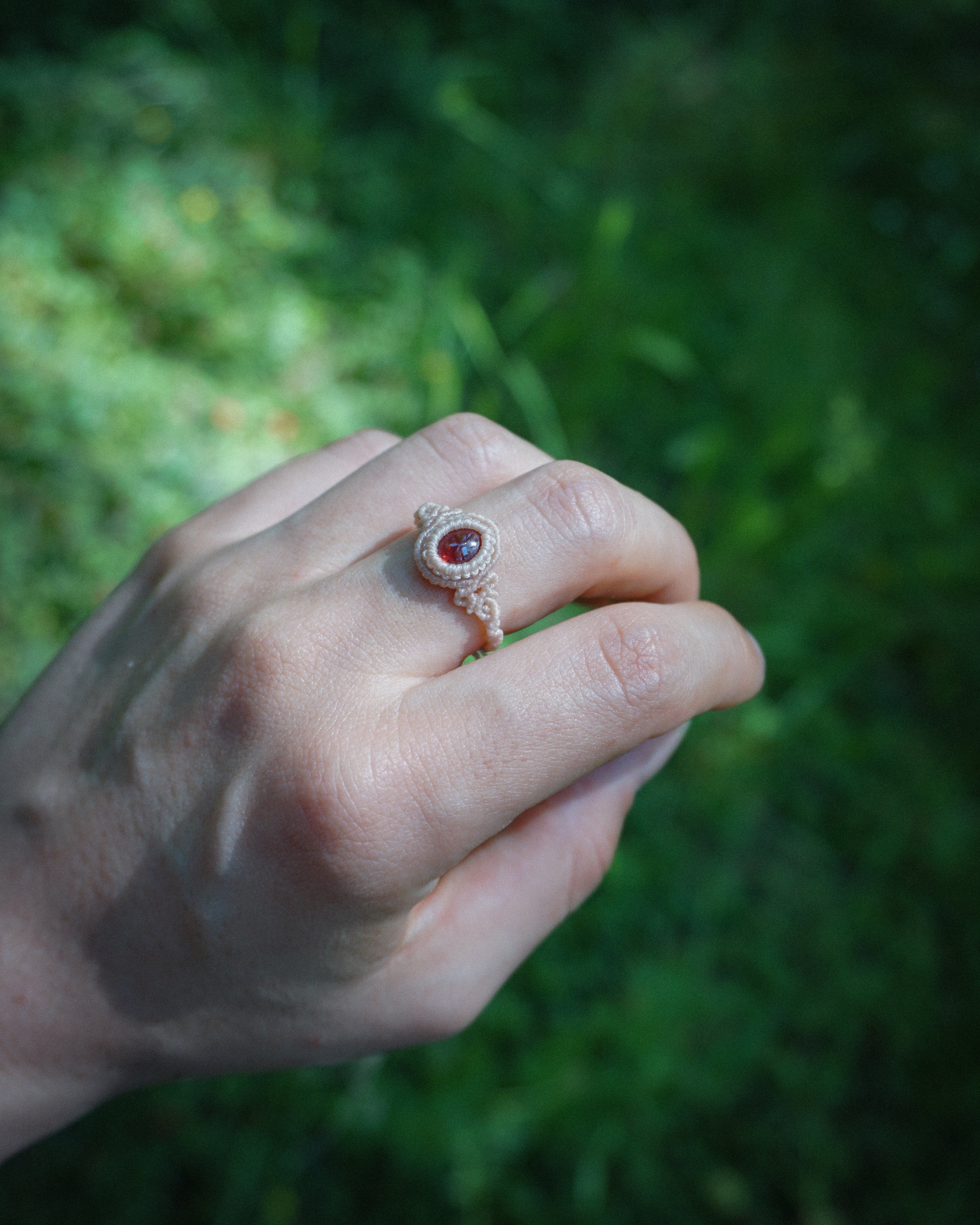 Anello Essential con Granato