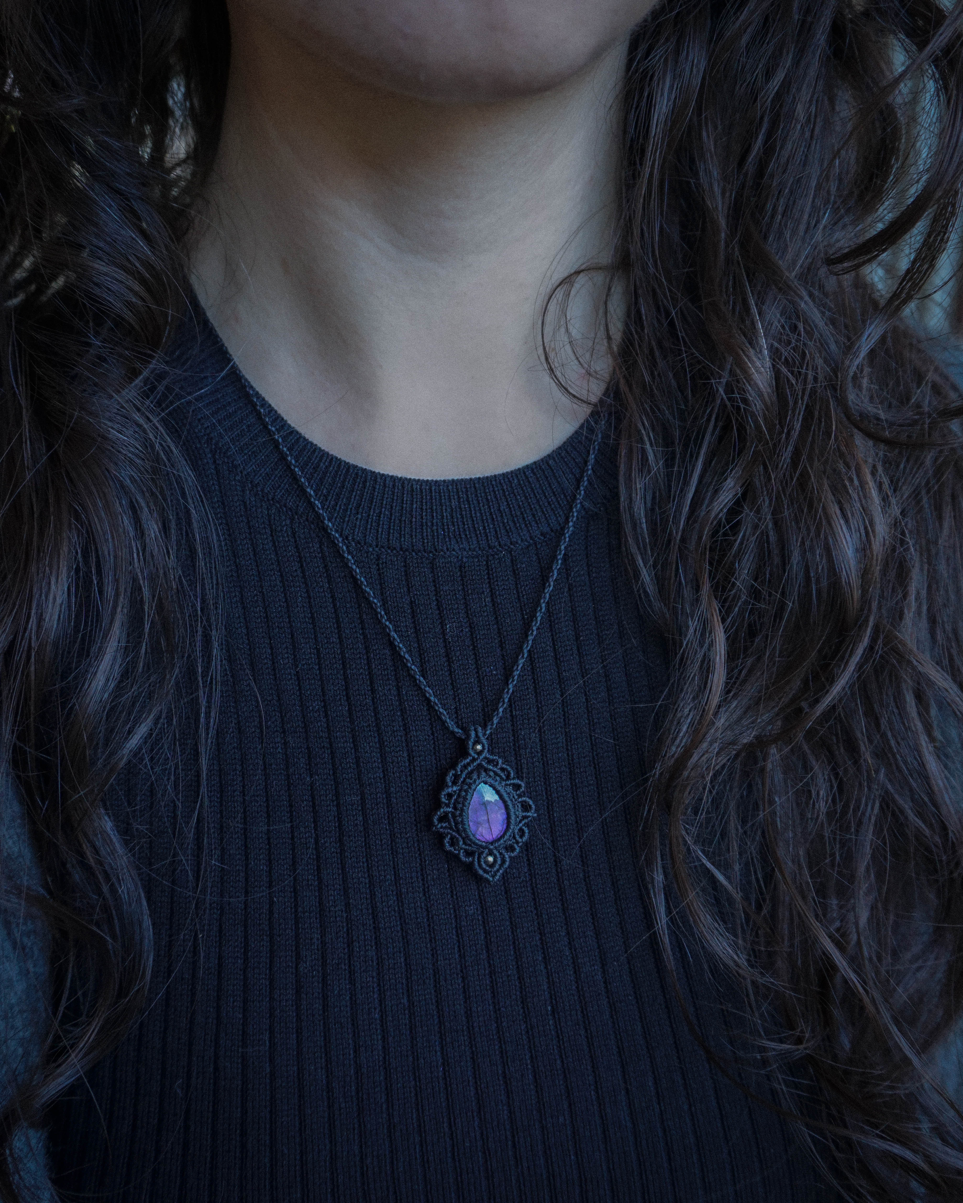 collana artigianale fatta a mano in macramè con labradorite viola naturale