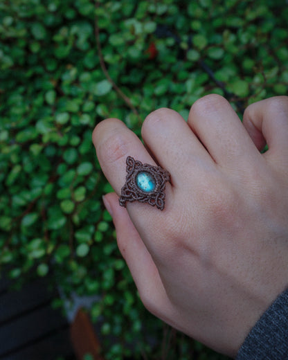 anello fatto a mano in micromacrame, anello artigianale in macrame, anelli fatti su misura con pietre naturali di alta qualità, labradorite