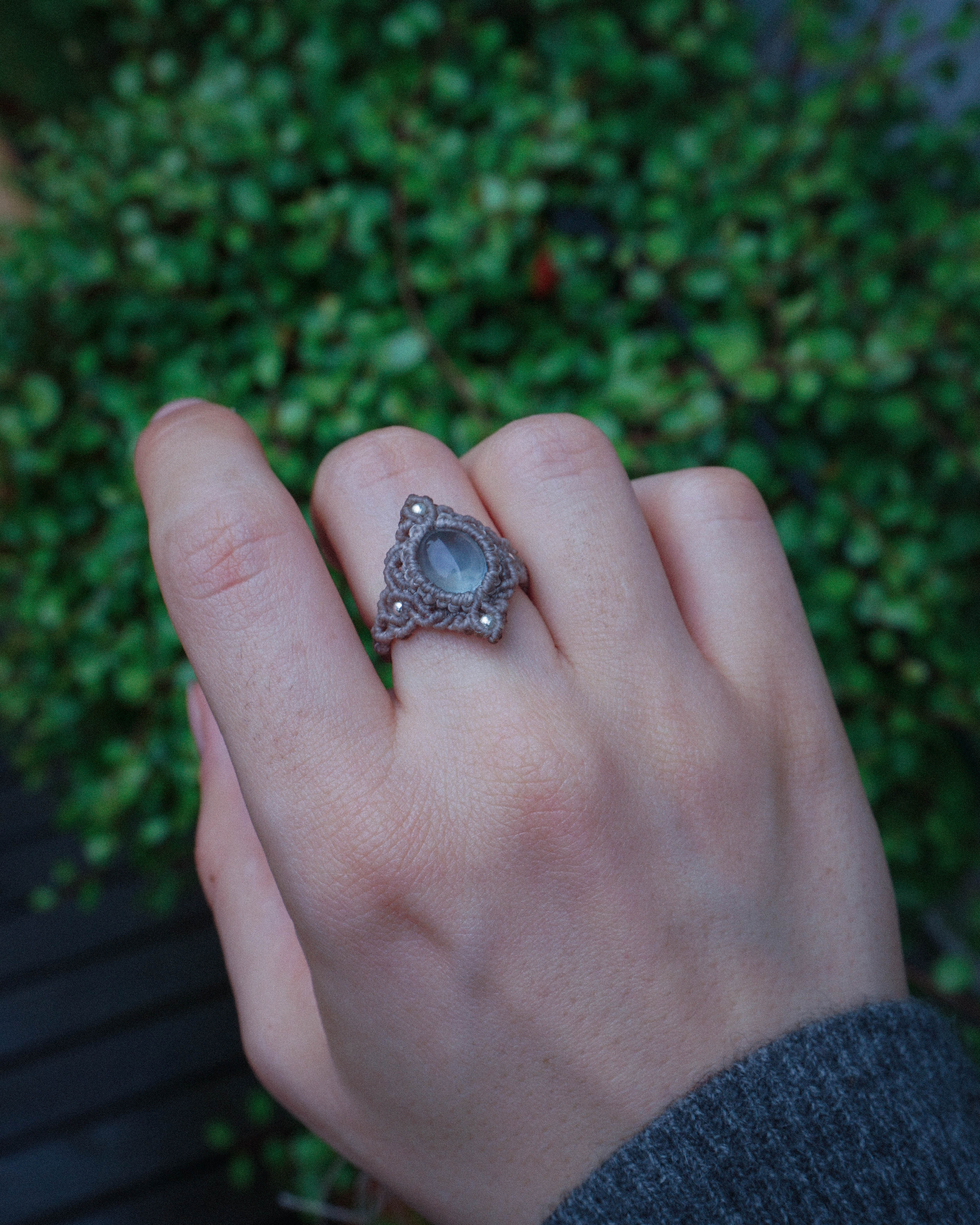 anello fatto a mano in micromacrame, anello artigianale in macrame, anelli fatti su misura con pietre naturali di alta qualità, fluorite blu high grade