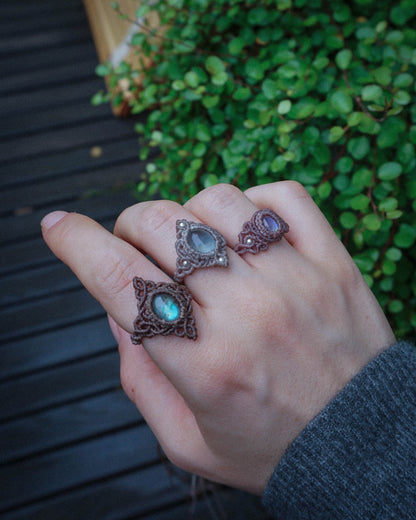 anello fatto a mano in micromacrame, anello artigianale in macrame, anelli fatti su misura con pietre naturali di alta qualità, labradorite, fluorite, labradorite bianca, pietra di luna 